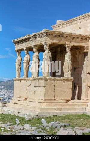 Erkunden Sie das architektonische Wunder des Erechtheion, ein fesselndes Wahrzeichen auf der Akropolis, das Touristen anzieht und als kommerzielles gut dient Stockfoto