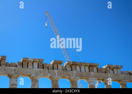 Erleben Sie die Transformation des Parthenon inmitten der Renovierung, die das empfindliche Gleichgewicht zwischen vereitelten touristischen Erwartungen und akribischer Re symbolisiert Stockfoto