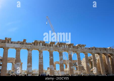 Erleben Sie die Transformation des Parthenon inmitten der Renovierung, die das empfindliche Gleichgewicht zwischen vereitelten touristischen Erwartungen und akribischer Re symbolisiert Stockfoto