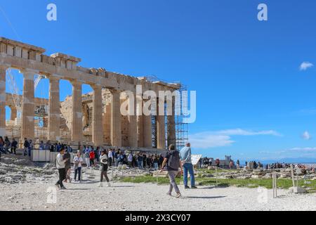 Erleben Sie die Transformation des Parthenon inmitten der Renovierung, die das empfindliche Gleichgewicht zwischen vereitelten touristischen Erwartungen und akribischer Re symbolisiert Stockfoto