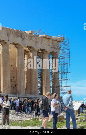 Erleben Sie die Transformation des Parthenon inmitten der Renovierung, die das empfindliche Gleichgewicht zwischen vereitelten touristischen Erwartungen und akribischer Re symbolisiert Stockfoto