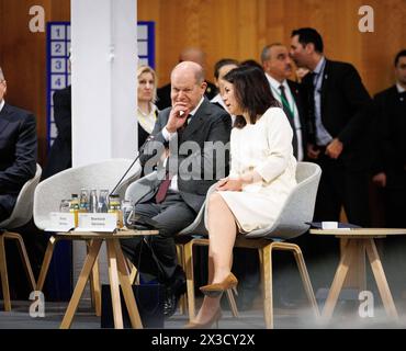 L-R Olaf Scholz, Bundeskanzler, und Annalena Baerbock, Bundesaussenministerin, im gespraech beim Petersberger Klimadialog 2024 in Berlin, 26.04.2024. Fotografiert im Auftrag des Auswaertigen Amtes Berlin Deutschland *** L R Olaf Scholz, Bundeskanzlerin, und Annalena Baerbock, Bundesaußenministerin, im Gespräch beim Petersberg Klimadialog 2024 in Berlin, 26 04 2024 fotografiert im Auftrag des Auswärtigen Amtes Berlin Deutschland Copyright: xJulianexSonntagxAAxphotothek.dex Stockfoto