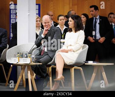 L-R Olaf Scholz, Bundeskanzler, und Annalena Baerbock, Bundesaussenministerin, im gespraech beim Petersberger Klimadialog 2024 in Berlin, 26.04.2024. Fotografiert im Auftrag des Auswaertigen Amtes Berlin Deutschland *** L R Olaf Scholz, Bundeskanzlerin, und Annalena Baerbock, Bundesaußenministerin, im Gespräch beim Petersberg Klimadialog 2024 in Berlin, 26 04 2024 fotografiert im Auftrag des Auswärtigen Amtes Berlin Deutschland Copyright: xJulianexSonntagxAAxphotothek.dex Stockfoto