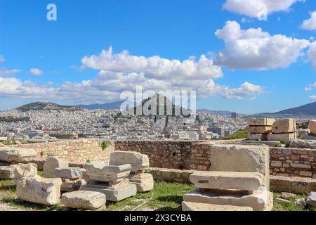 Bestaunen Sie den atemberaubenden blick auf den Lycabettus-Hügel vom erhöhten Aussichtspunkt der Akropolis aus, und fangen Sie das Wesen von Athens faszinierendem A ein Stockfoto