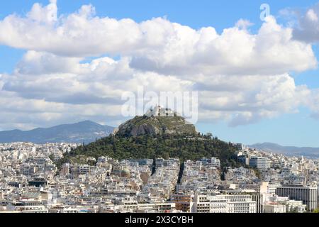 Bestaunen Sie den atemberaubenden blick auf den Lycabettus-Hügel vom erhöhten Aussichtspunkt der Akropolis aus, und fangen Sie das Wesen von Athens faszinierendem A ein Stockfoto