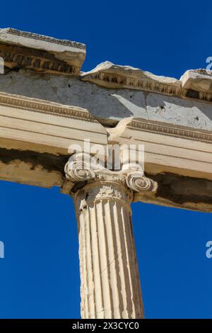 Tauchen Sie ein in den Reiz des antiken Griechenlands durch die Marmor-Eleganz des Parthenon, ein Leuchtturm für den Tourismus inmitten von historischer Pracht und kulturellem Reichtum Stockfoto