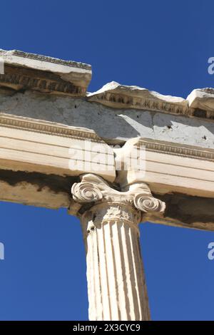 Tauchen Sie ein in den Reiz des antiken Griechenlands durch die Marmor-Eleganz des Parthenon, ein Leuchtturm für den Tourismus inmitten von historischer Pracht und kulturellem Reichtum Stockfoto