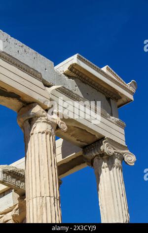 Tauchen Sie ein in den Reiz des antiken Griechenlands durch die Marmor-Eleganz des Parthenon, ein Leuchtturm für den Tourismus inmitten von historischer Pracht und kulturellem Reichtum Stockfoto