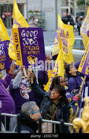 Bryant Park, New York, USA, 19. April 2024 – Tausende von 32BJ SEIU-Sicherheitsbeamten und gewählte Beamte kommen heute im Bryant Park zusammen und fordern einen besseren Vertrag und bessere Zahlungen in New York City. Foto: Luiz Rampelotto/EuropaNewswire nur redaktionelle Verwendung. Nicht für kommerzielle ZWECKE! Stockfoto