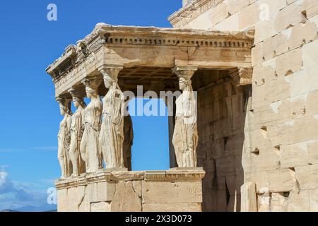 Erkunden Sie das architektonische Wunder des Erechtheion, ein fesselndes Wahrzeichen auf der Akropolis, das Touristen anzieht und als kommerzielles gut dient Stockfoto