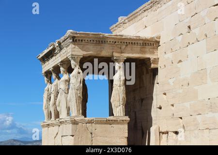 Erkunden Sie das architektonische Wunder des Erechtheion, ein fesselndes Wahrzeichen auf der Akropolis, das Touristen anzieht und als kommerzielles gut dient Stockfoto