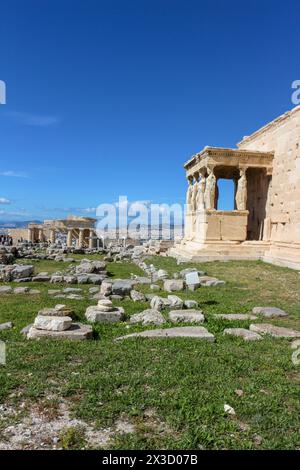 Erkunden Sie das architektonische Wunder des Erechtheion, ein fesselndes Wahrzeichen auf der Akropolis, das Touristen anzieht und als kommerzielles gut dient Stockfoto