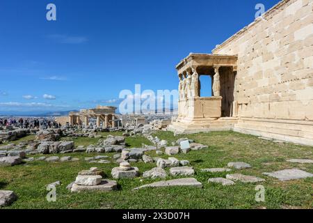 Erkunden Sie das architektonische Wunder des Erechtheion, ein fesselndes Wahrzeichen auf der Akropolis, das Touristen anzieht und als kommerzielles gut dient Stockfoto