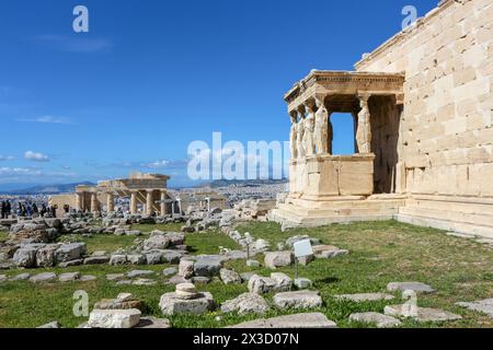 Erkunden Sie das architektonische Wunder des Erechtheion, ein fesselndes Wahrzeichen auf der Akropolis, das Touristen anzieht und als kommerzielles gut dient Stockfoto