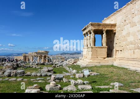 Erkunden Sie das architektonische Wunder des Erechtheion, ein fesselndes Wahrzeichen auf der Akropolis, das Touristen anzieht und als kommerzielles gut dient Stockfoto