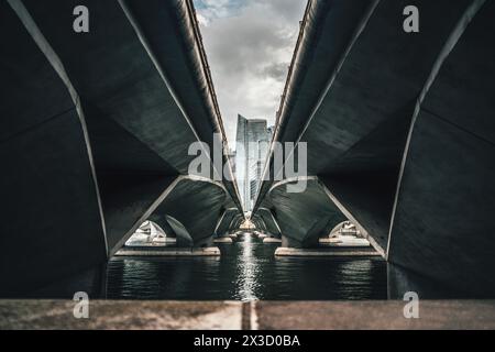 Symmetrische Überführung über einen Fluss in Singapur Stockfoto