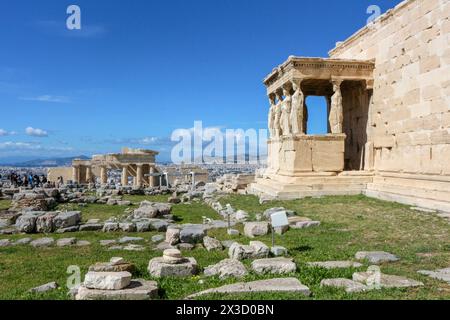 Erkunden Sie das architektonische Wunder des Erechtheion, ein fesselndes Wahrzeichen auf der Akropolis, das Touristen anzieht und als kommerzielles gut dient Stockfoto