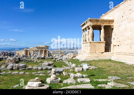 Erkunden Sie das architektonische Wunder des Erechtheion, ein fesselndes Wahrzeichen auf der Akropolis, das Touristen anzieht und als kommerzielles gut dient Stockfoto