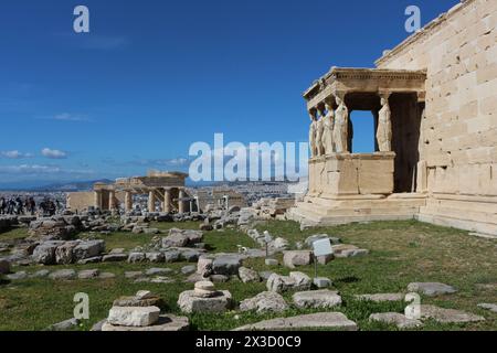 Erkunden Sie das architektonische Wunder des Erechtheion, ein fesselndes Wahrzeichen auf der Akropolis, das Touristen anzieht und als kommerzielles gut dient Stockfoto