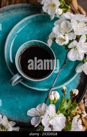 Morgenkaffee serviert in der minzblauen Tasse Stockfoto