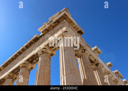 Tauchen Sie ein in den Reiz des antiken Griechenlands durch die Marmor-Eleganz des Parthenon, ein Leuchtturm für den Tourismus inmitten von historischer Pracht und kulturellem Reichtum Stockfoto