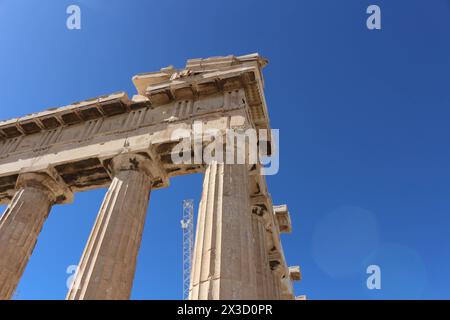 Tauchen Sie ein in den Reiz des antiken Griechenlands durch die Marmor-Eleganz des Parthenon, ein Leuchtturm für den Tourismus inmitten von historischer Pracht und kulturellem Reichtum Stockfoto