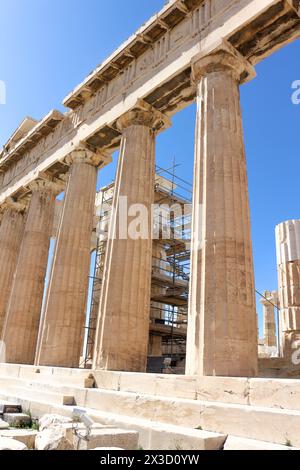 Tauchen Sie ein in den Reiz des antiken Griechenlands durch die Marmor-Eleganz des Parthenon, ein Leuchtturm für den Tourismus inmitten von historischer Pracht und kulturellem Reichtum Stockfoto