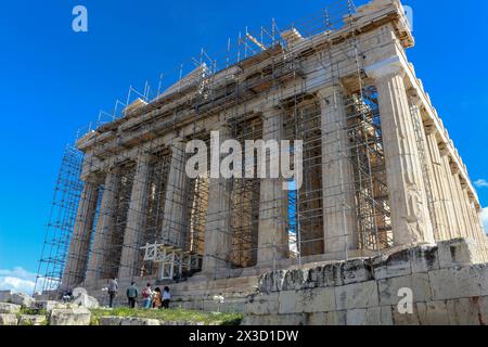 Erleben Sie die Transformation des Parthenon inmitten der Renovierung, die das empfindliche Gleichgewicht zwischen vereitelten touristischen Erwartungen und akribischer Re symbolisiert Stockfoto