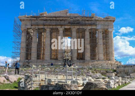 Erleben Sie die Transformation des Parthenon inmitten der Renovierung, die das empfindliche Gleichgewicht zwischen vereitelten touristischen Erwartungen und akribischer Re symbolisiert Stockfoto