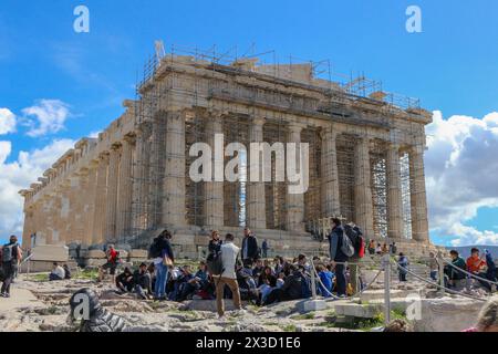 Erleben Sie die Transformation des Parthenon inmitten der Renovierung, die das empfindliche Gleichgewicht zwischen vereitelten touristischen Erwartungen und akribischer Re symbolisiert Stockfoto