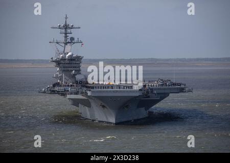 NORFOLK, Virginia (25. April 2024) der Flugzeugträger der Nimitz-Klasse USS George Washington (CVN 73) verlässt am 25. April 2024 die Naval Station Norfolk Stockfoto