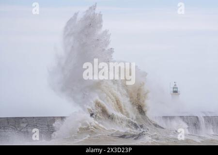 Ein heftiger Frühlingssturm stürmt die Hafenmauer von Newhaven an der Küste von East Sussex während eines besonders schweren Sturms. Stockfoto