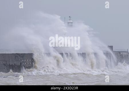 Ein heftiger Frühlingssturm stürmt die Hafenmauer von Newhaven an der Küste von East Sussex während eines besonders schweren Sturms. Stockfoto