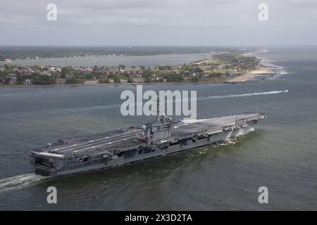 NORFOLK, Virginia (25. April 2024) der Flugzeugträger der Nimitz-Klasse USS George Washington (CVN 73) verlässt am 25. April 2024 die Naval Station Norfolk Stockfoto