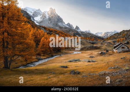 Panoramablick auf Vallée de la Clarée bei Sonnenuntergang im Herbst Stockfoto