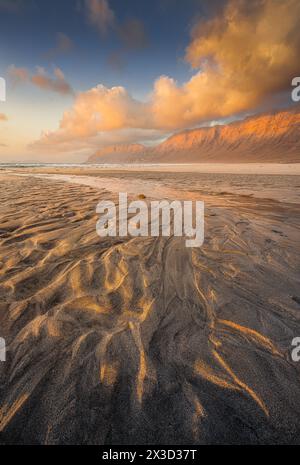 Famara Beach bei Golden Hour Sonnenuntergang, Lanzarote Island, Kanarische Inseln Stockfoto