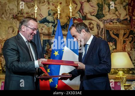 Paris, Frankreich. April 2024. Boris Pistorius (SPD), Bundesverteidigungsminister, und der französische Verteidigungsminister Sébastien Lecornu tauschen die Absichtserklärung beider Länder für das wichtigste Kampfpanzersystem der Zukunft nach Unterzeichnung aus. Das Main Ground Combat System (MGCS) ist als Nachfolger der Leopard- und Leclerc-Panzer beider Länder vorgesehen und soll im Laufe des nächsten Jahrzehnts einsatzbereit sein. Quelle: Kay Nietfeld/dpa/Alamy Live News Stockfoto