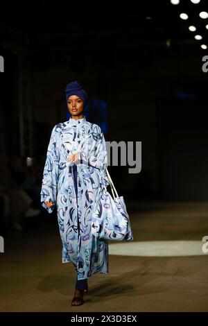 Istanbul, Türkei. April 2024. Model Halima Aden auf dem Runaway für die türkische Marke Marina. Die Istanbul Modest Fashion Week, organisiert von Think Fashion, begann mit 12 Marken aus der Türkei, Indonesien, dem Iran, Kanada und den Vereinigten Arabischen Emiraten, Pakistan, Südafrika und Indien, die ihre Kollektion auf den Laufstegen in der Fisekhane Gallery in Istanbul zeigten. Quelle: SOPA Images Limited/Alamy Live News Stockfoto