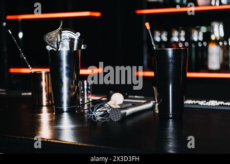 Unverzichtbare Mixologie-Werkzeuge für die Herstellung alkoholischer Cocktails Stockfoto