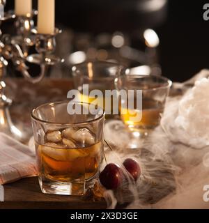 Whiskey auf den Felsen mit einer unheimlichen, nebeligen Kulisse Stockfoto