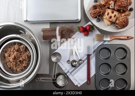 Ansicht von oben auf Backwerkzeuge und frische Backzutaten Stockfoto