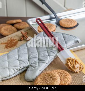 Frisch gebackene Plätzchen mit Zimt und Küchenutensilien Stockfoto