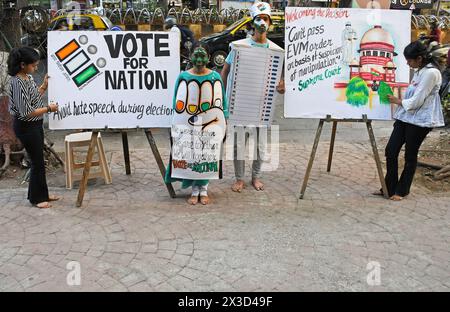 Mumbai, Indien. April 2024. Schüler der Kunstschule Gurukul malen ein Poster, um das Bewusstsein für die Teilnahme an den bevorstehenden Parlamentswahlen zu wecken und die Bürger dazu zu drängen, ihr Wahlrecht auszuüben. Die Bürger werden ihr Stimmrecht am 20. Mai 2024 in Mumbai ausüben. Quelle: SOPA Images Limited/Alamy Live News Stockfoto