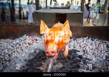 Spanferkel bbq auf einem Spieß gebraten ist ein beliebtes Essen auf den Philippinen Stockfoto