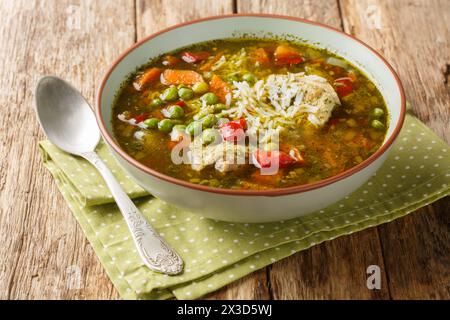 Aguadito de Pollo ist eine peruanische Küche, die Zutaten wie Huhn, Reis, Gemüse und Koriander in einer leckeren Brühe auf der Schüssel kombiniert Stockfoto