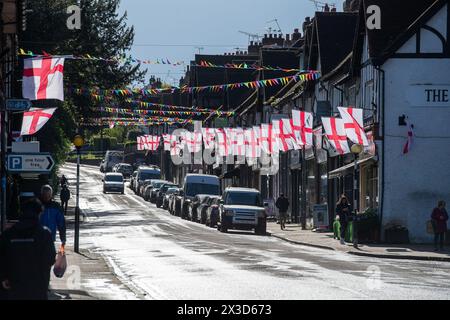 Chalfont St Peter, Großbritannien. April 2024. St. George's Day Flaggen und Fahnen im Dorf Chalfont St Peter in Buckinghamshire. Kredit: Maureen McLean/Alamy Stockfoto