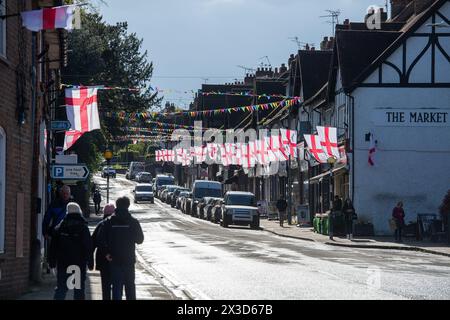 Chalfont St Peter, Großbritannien. April 2024. St. George's Day Flaggen und Fahnen im Dorf Chalfont St Peter in Buckinghamshire. Kredit: Maureen McLean/Alamy Stockfoto