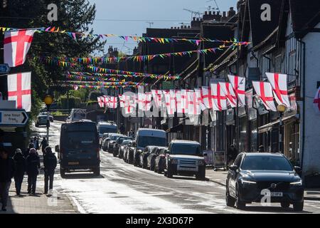 Chalfont St Peter, Großbritannien. April 2024. St. George's Day Flaggen und Fahnen im Dorf Chalfont St Peter in Buckinghamshire. Kredit: Maureen McLean/Alamy Stockfoto