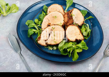 Gerösteter Kabeljaurogen auf einem Teller. Fisch- und Fischgerichte. Stockfoto