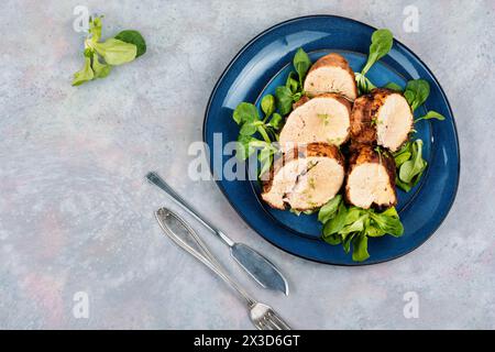 Gerösteter Kabeljaurogen auf einem Teller. Fisch- und Fischgerichte. Kaviar gebraten. Leerzeichen für Text Stockfoto